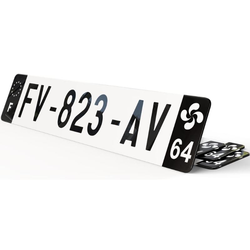 La beauté d'une voiture noire brillante sur un fond évoquant Paris