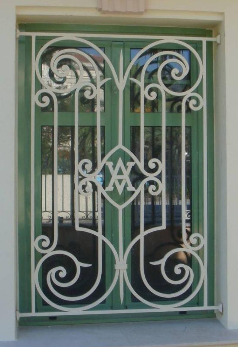 Protection et élégance d'une grille en fer forgé peinte en noir