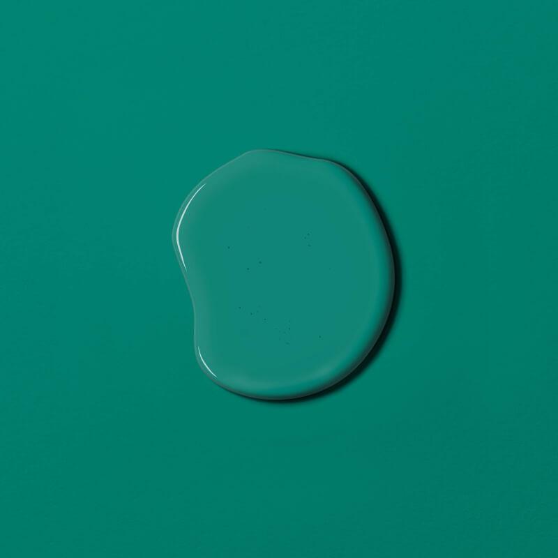 Peinture couleur olive dans un salon moderne avec des accents dorés