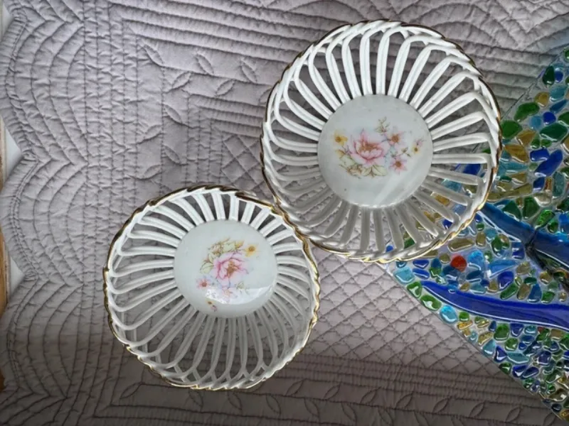 Alt text: Tableau impressionniste d'un village français enneigé, avec des toits couverts de neige et des arbres dénudés, sous un ciel bleu pâle.