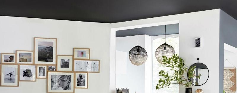 Peinture décorative sur plaque de plâtre dans un salon français, ambiance chaleureuse et élégante