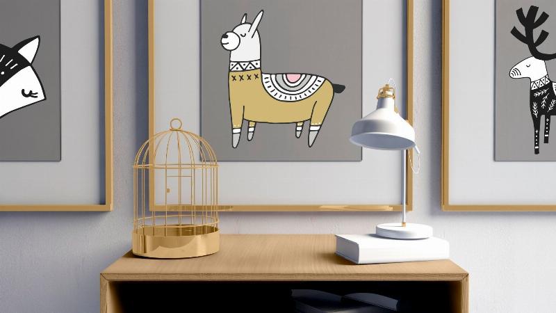 Application de peinture acrylique spéciale plastique sur un objet décoratif