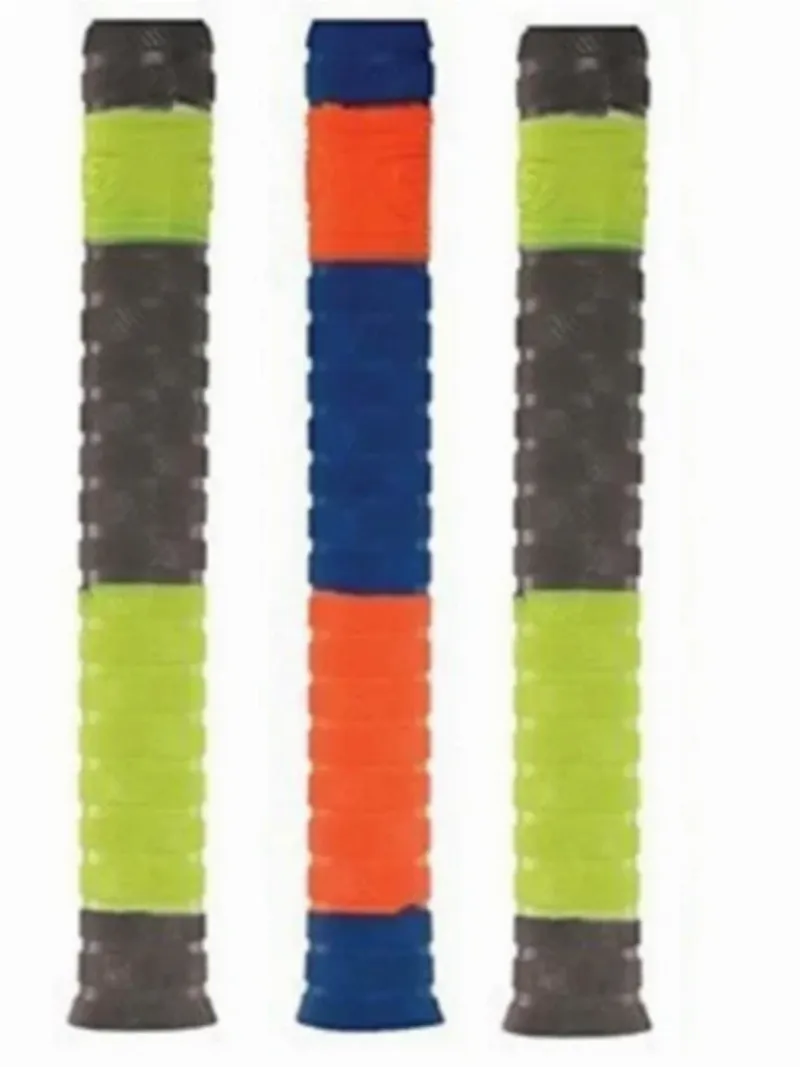 Un mécanicien Français expérimenté appliquent avec soin la peinture sur une pièce de carénage de moto, dans un atelier lumineux. Le style est réaliste et axé sur la qualité artisanale.