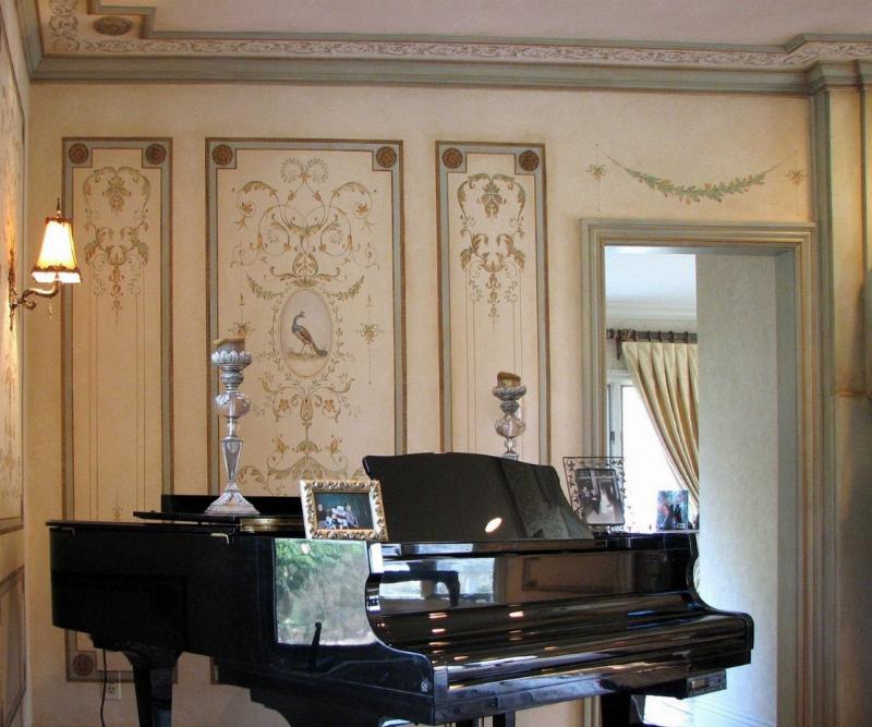 Peinture pour pochoir mural appliquée avec élégance sur un mur de salon, motif floral français