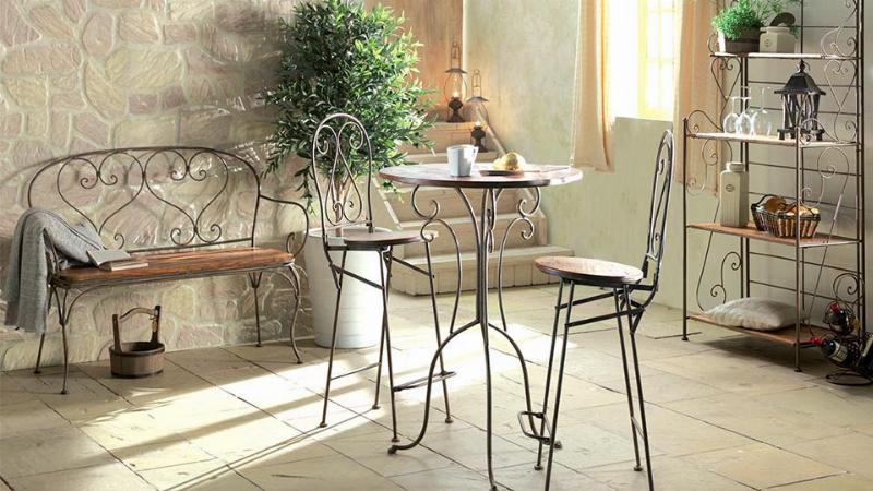 Peinture salle à manger ambiance provençale avec murs ocre et bleu lavande