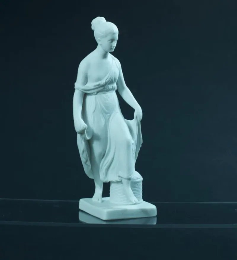 Peinture raptor noir sur une voiture de sport française, reflétant la lumière avec profondeur