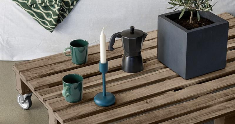 Décoration murale effet rouille avec des meubles en bois naturel, style industriel chic français.