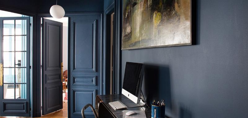 Peinture anti-moisissures appliquée dans une salle de bain moderne aux tons bleus pâles