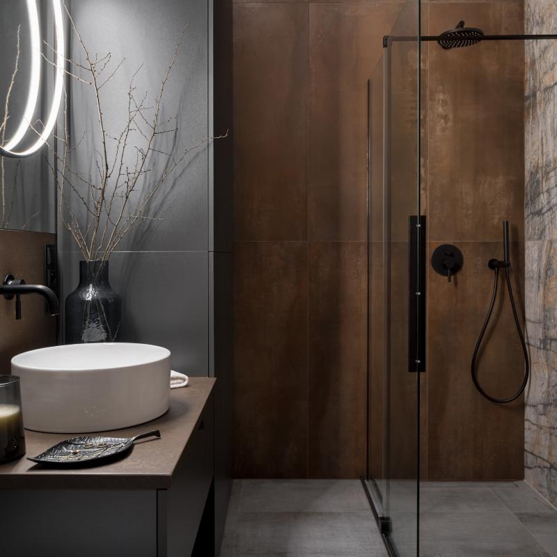 Peinture satinée murale dans une salle de bain moderne, reflétant la lumière doucement