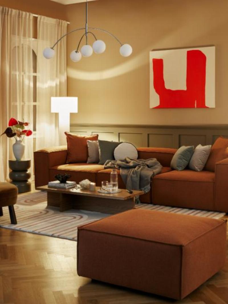 alt-text: Salon moderne peint en saumon clair avec des meubles en bois clair