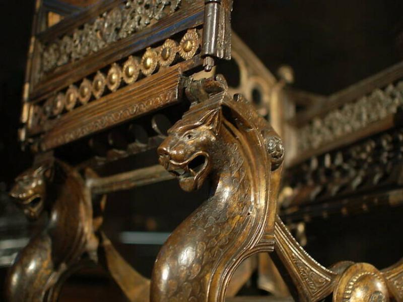 Une représentation artistique des seins dans le style de la peinture française, évoquant la sensualité et la beauté.