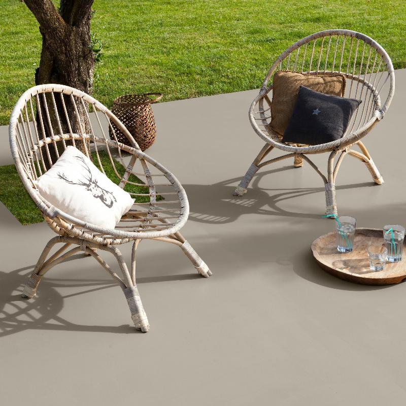 Peinture sol trafic extrême V33 appliquée dans un garage moderne, offrant une surface lisse et résistante aux taches d'huile.