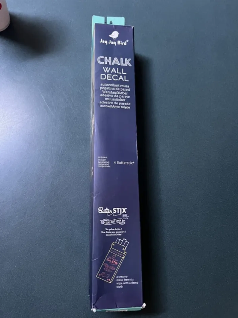 Une artiste peignant un motif floral coloré sur un t-shirt en coton avec de la peinture textile acrylique, dans un atelier lumineux et inspirant. Style artistique et chaleureux.