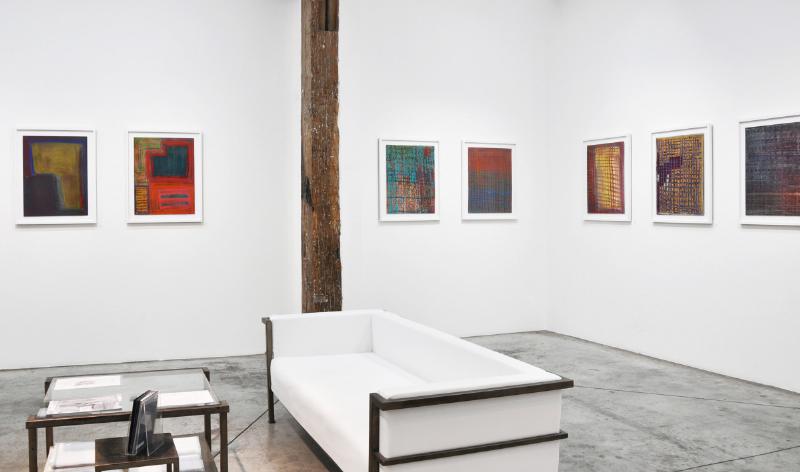 Peintures textiles vibrantes aux couleurs inspirées de la palette française, disposées sur un tissu brut