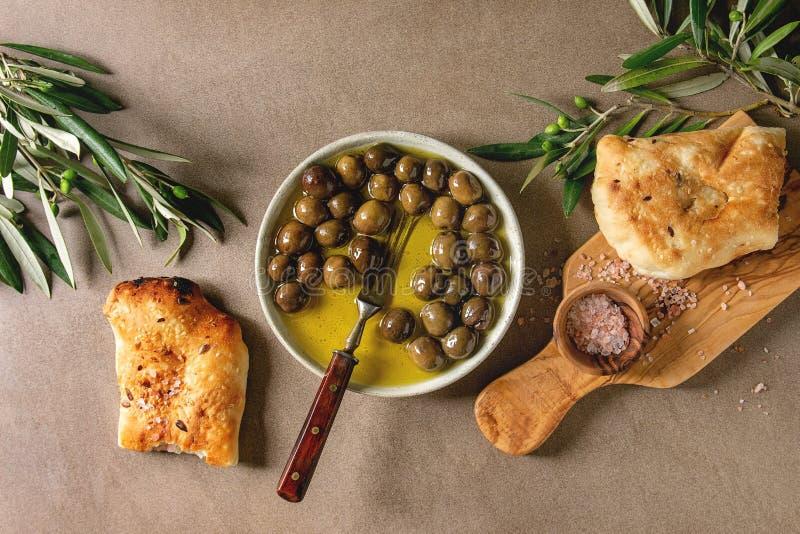 Gros plan sur l'écorce d'un vieil arbre peint à l'huile, texture riche et détaillée