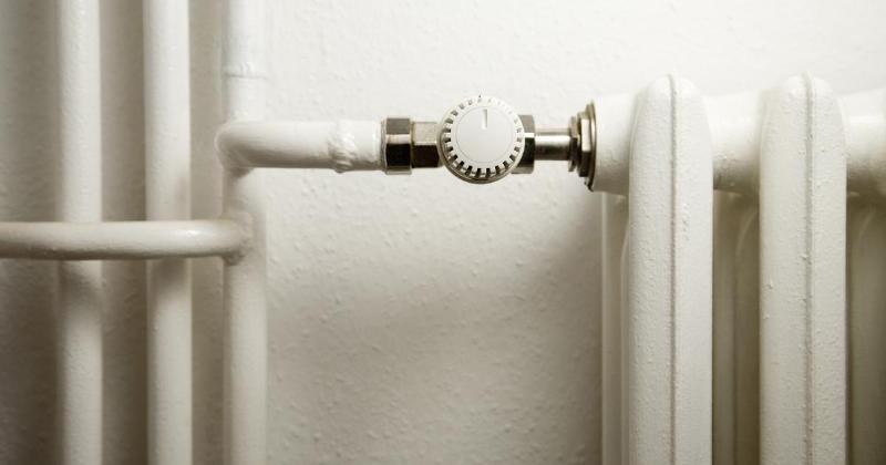 Peinture de tuyaux de chauffage intégrée harmonieusement dans un salon à la française