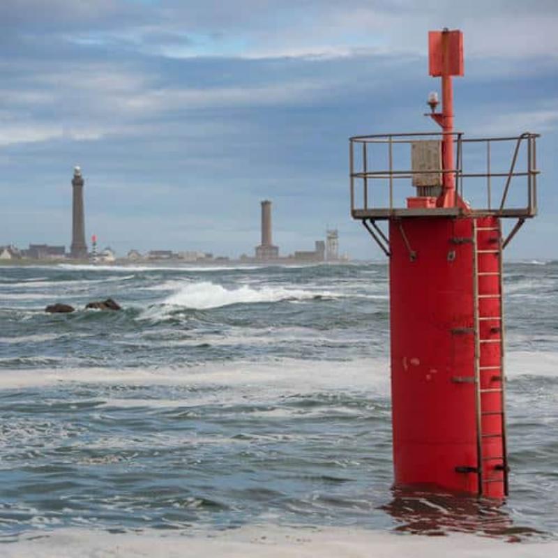 Vague déferlante sur une plage bretonne