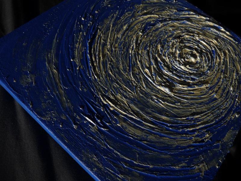 Peinture de grossesse artistique sur un ventre rond, motif floral inspiré de la nature française, couleurs douces