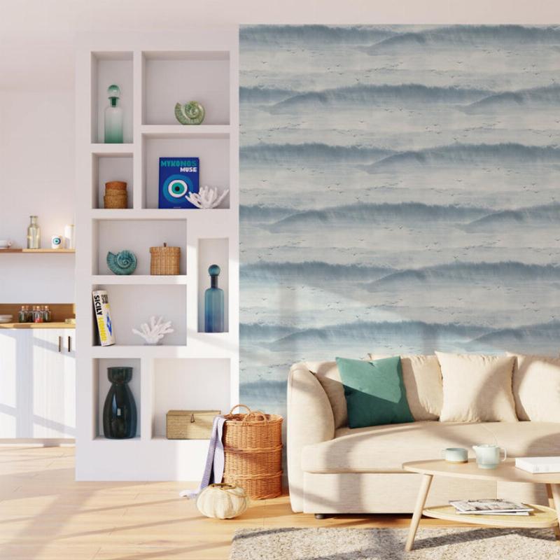 Salon décoré avec une peinture vert pâle élégante, mobilier en bois clair et touches dorées