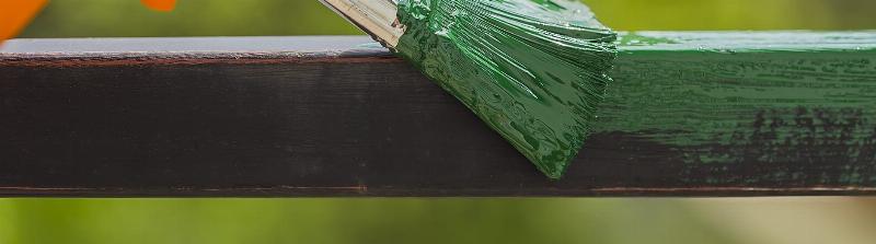 Alt text: Gros plan sur des volets en bois peints dans différentes finitions (mate, satinée, brillante)