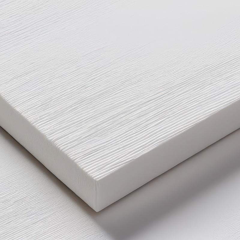 Une main appliquée peignant un volet en bois extérieur avec une peinture de qualité, mettant en valeur la protection et l'esthétique.