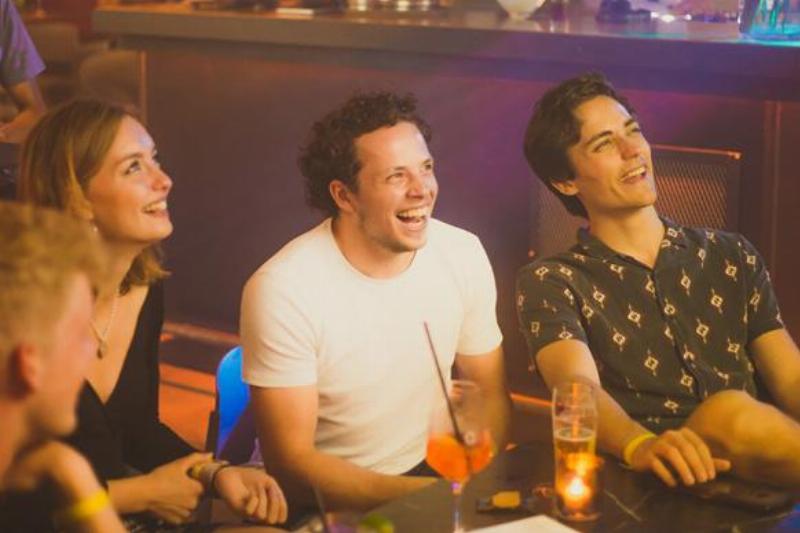 Création d'une playlist musicale française pour une fête, ambiance conviviale