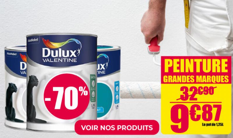 Application d'un pochoir sur dalle de terrasse peinte, motif géométrique, ambiance provençale