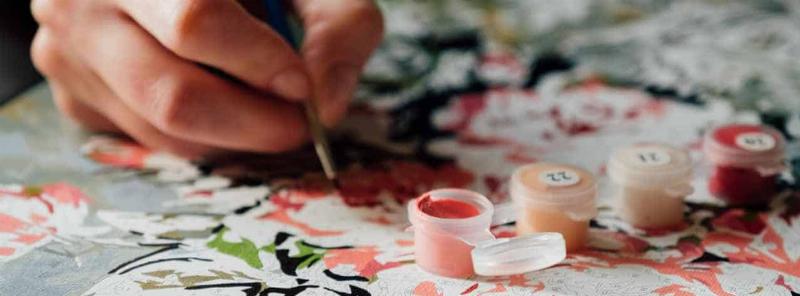 Espace de travail organisé pour la peinture par numéros