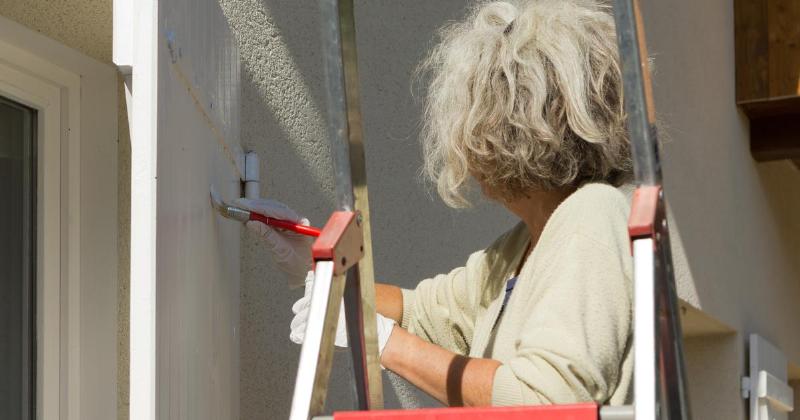 Application d'un primaire d'accrochage sur un volet en PVC