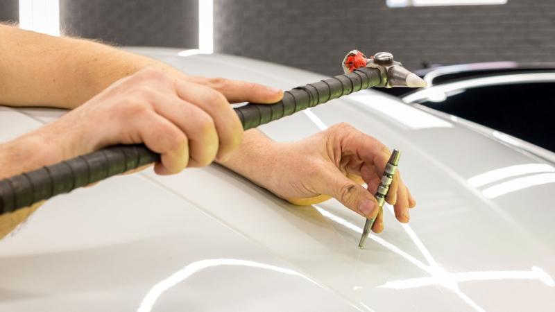 Estimation du prix de débosselage sans peinture selon la taille et la profondeur des bosses sur une voiture.