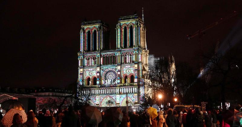La cathédrale Notre-Dame de Paris illuminée lors de sa réouverture après restauration