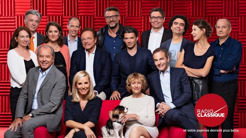 Auditeur écoutant de la musique classique sur son téléphone, illustration du concept de programme radio classique aujourd'hui. 