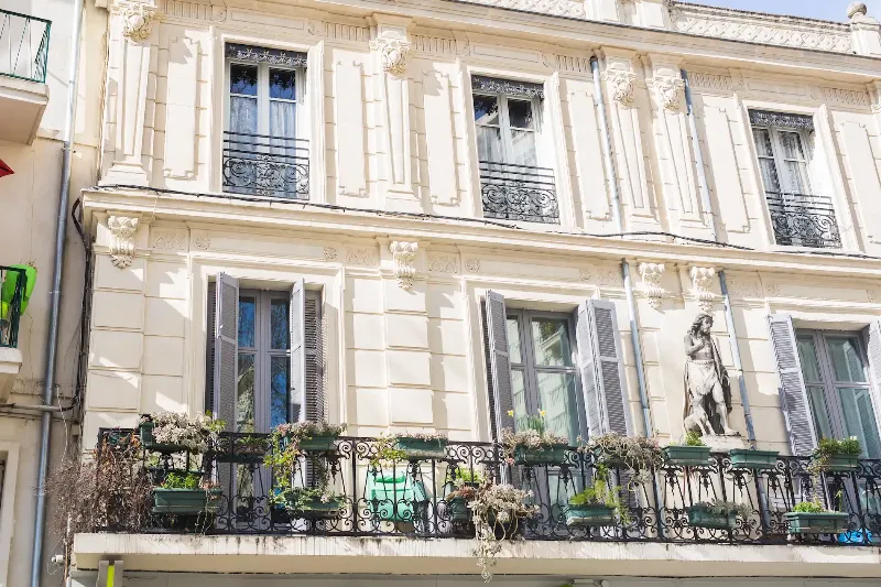 Ravalement de peinture étape par étape sur une façade en pierre française