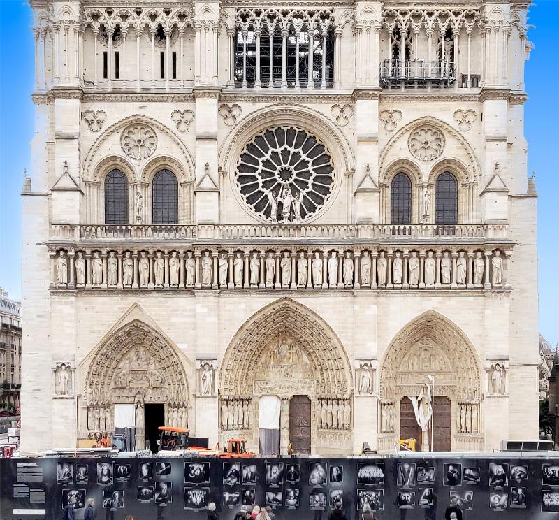 Chantier de reconstruction de la cathédrale Notre-Dame de Paris après l'incendie, mettant en lumière les efforts de restauration