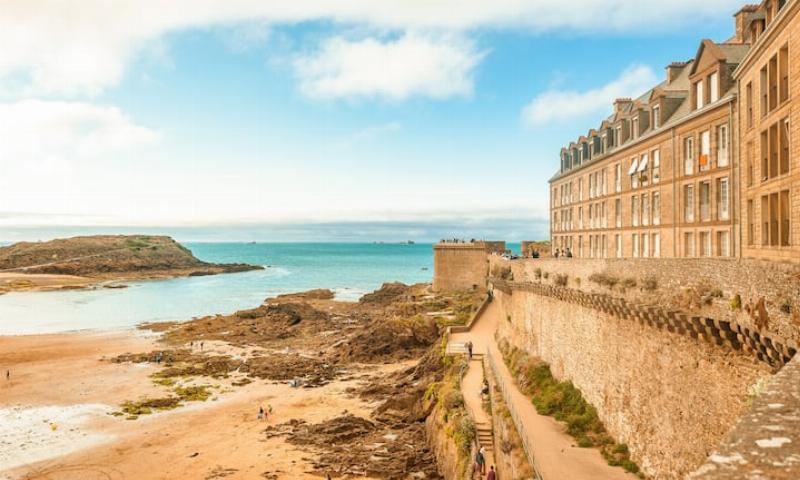 Vue panoramique des remparts de Saint-Malo surplombant la mer, architecture historique bretonne