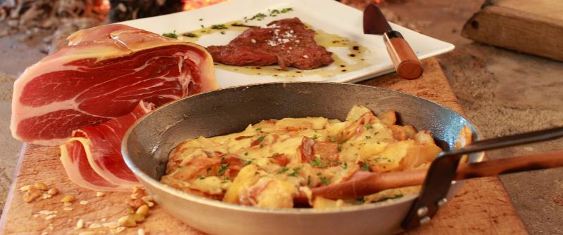 Plat typique auvergnat avec truffade et charcuterie