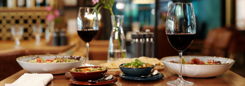 Restaurant élégant servant une cuisine française raffinée avec une ambiance chaleureuse et une présentation soignée des plats