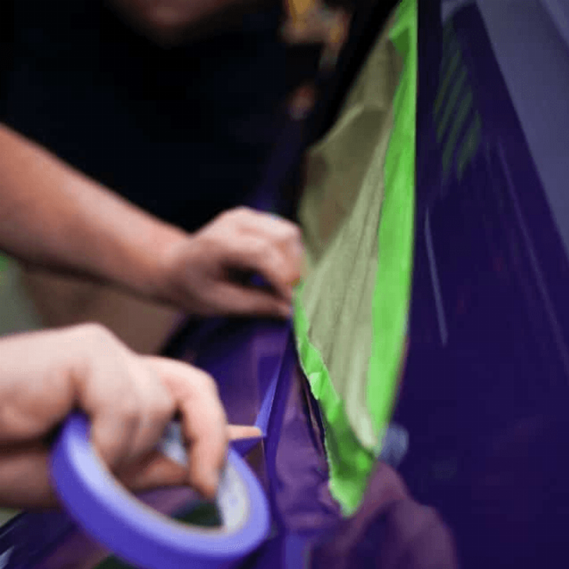 Application méticuleuse de peinture pour une retouche carrosserie, style peinture à l'huile française