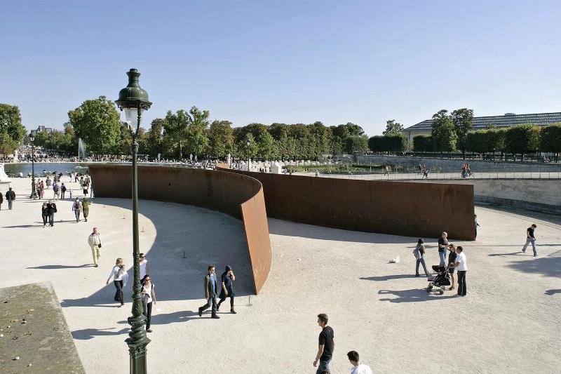 Sculpture monumentale de Richard Serra dans un paysage urbain