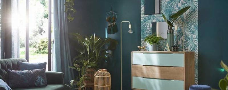 Salon parisien avec un mur d'accent en peinture nacrée subtile, complété par des meubles en bois et des touches dorées.