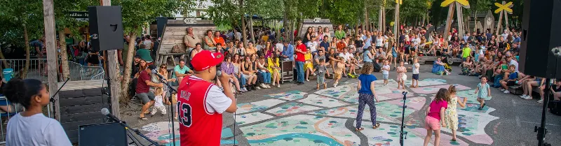 Une scène de festival de musique pop française animée