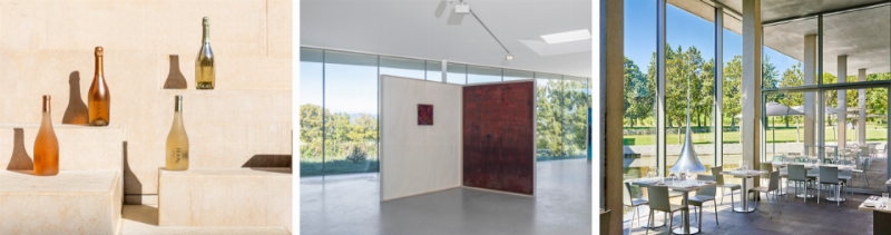 Une sculpture abstraite en acier poli reflétant la lumière du soleil