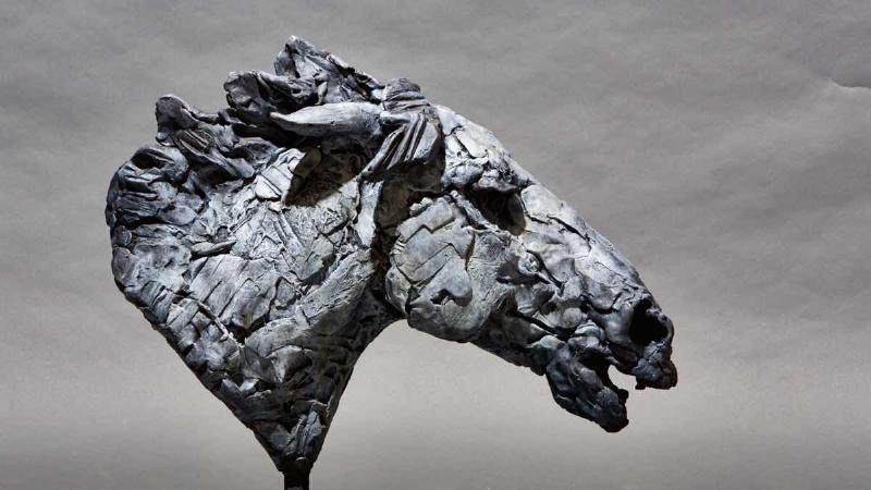 Sculpture monumentale d'une araignée en bronze, symbolisant la figure maternelle protectrice et la force créatrice.