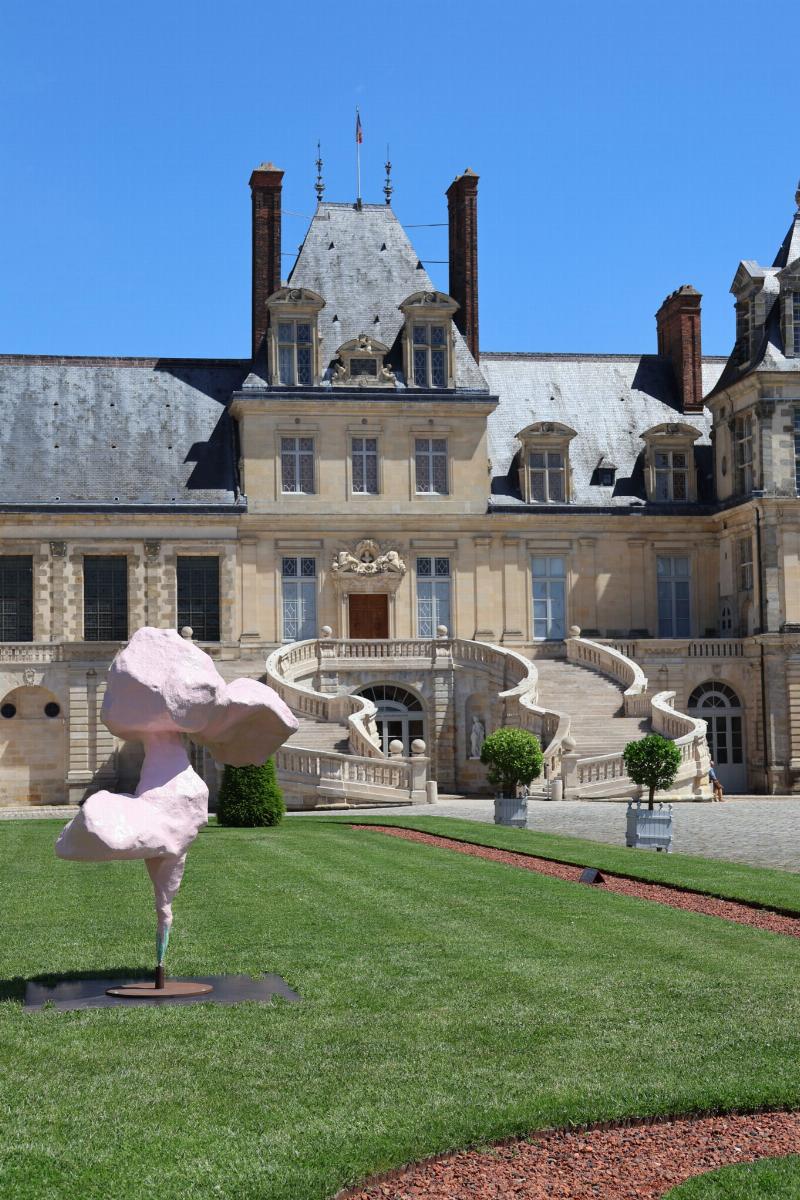 Sculpture de chien contemporaine installée dans un jardin à la française