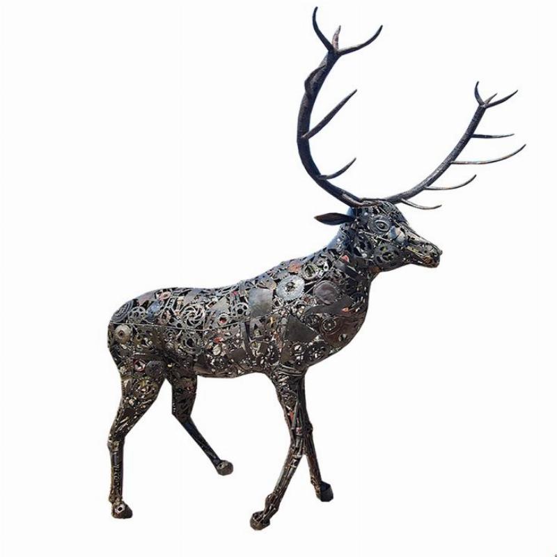 Magnifique sculpture d'un cerf en fer forgé, majestueux dans un jardin