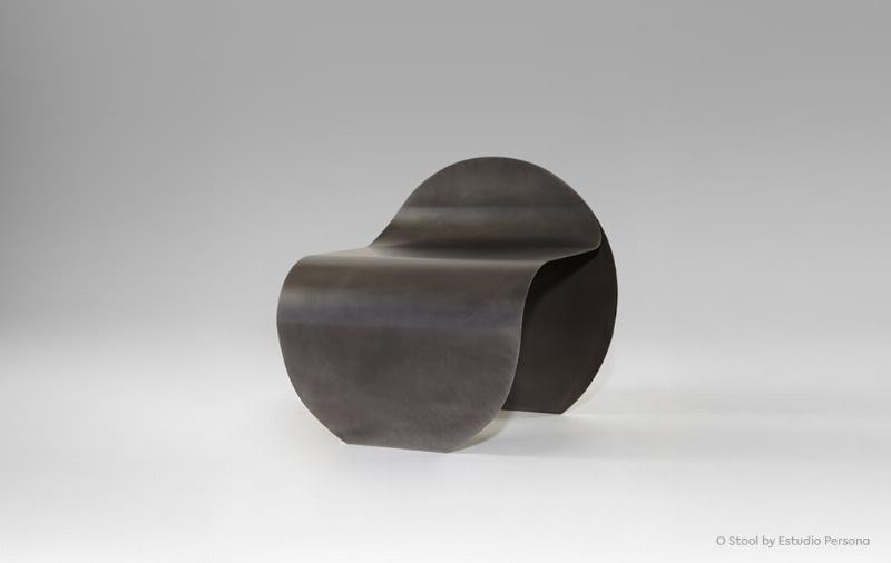 Sculpture en métal moderne ornant un jardin paysager avec des lignes épurées et une finition brossée