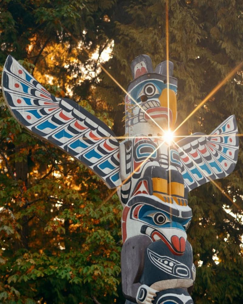 Statue totem africaine en bois sculpté, symbole de connexion spirituelle et d'héritage culturel