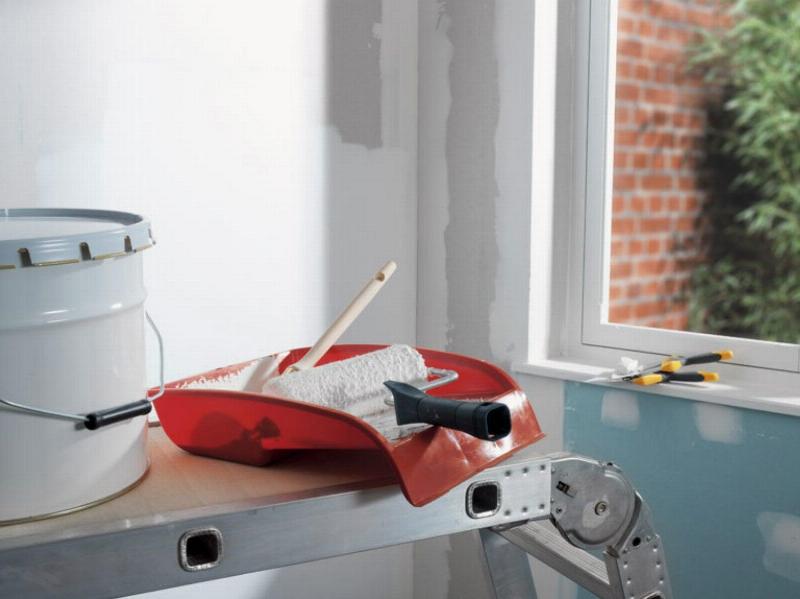 Application de sous-couche blanche sur un mur intérieur texturé avant peinture finale