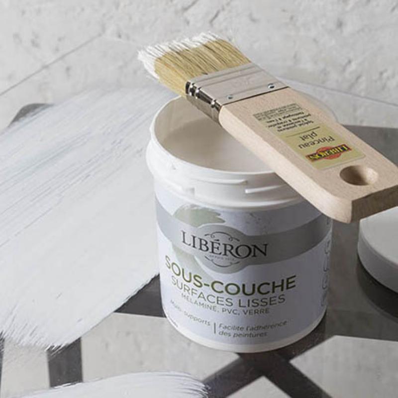 Sous-couche d'accrochage appliquée sur une porte en PVC avant peinture