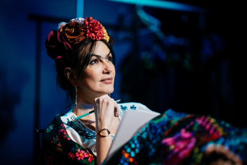 Vibrante scène de spectacle musical à Paris en 2024, lumières éclatantes et artistes en action.